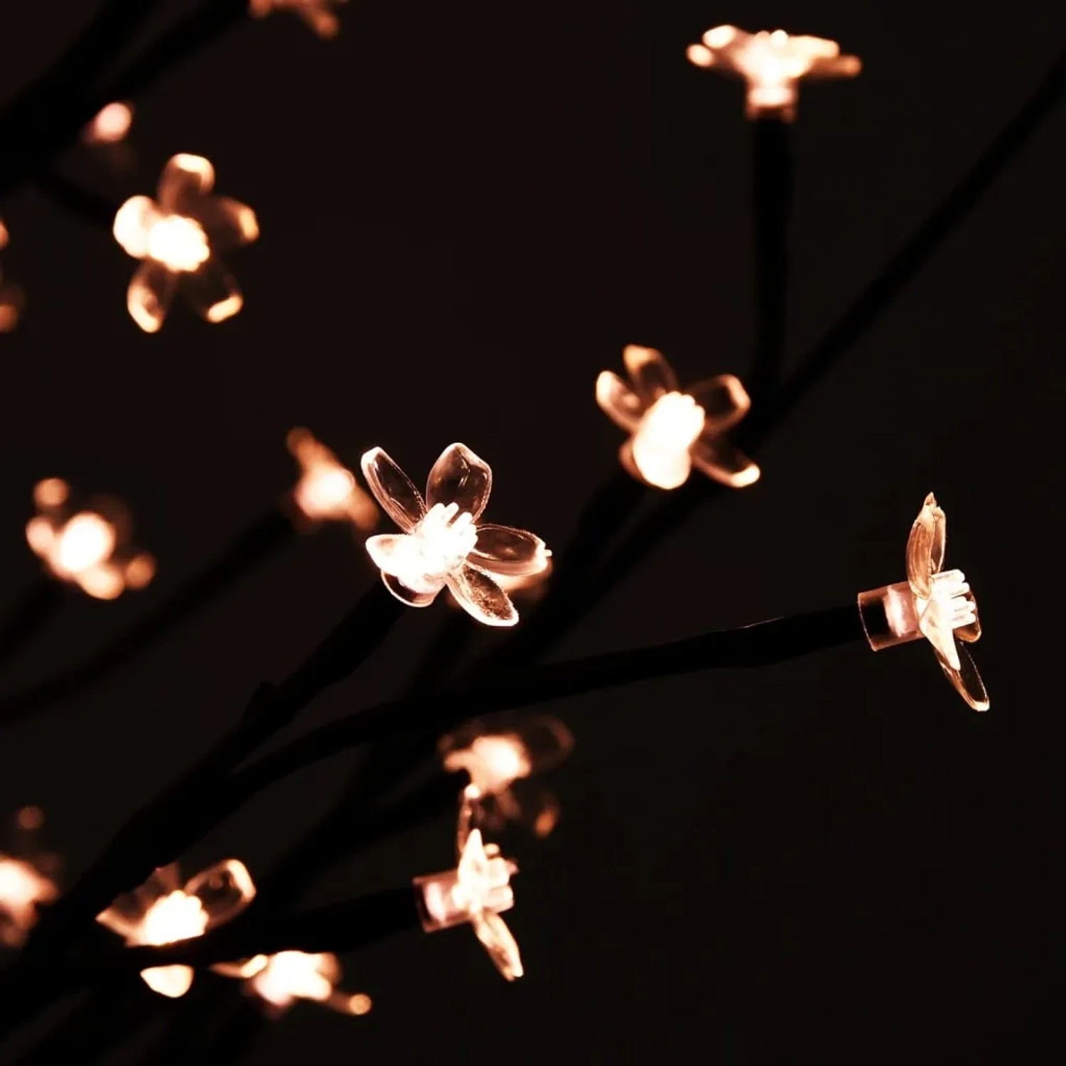Nahaufnahme: LED-Kirschblütenbaum mit warmweißen Lichtern, ideal als Deko-Baum für Innen und Außen.