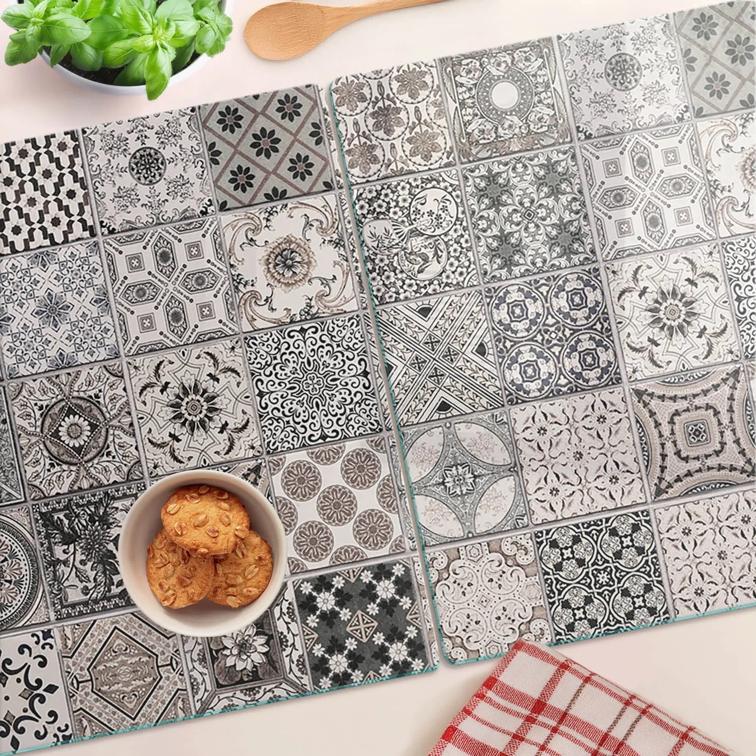 Zwei Glas-Herdabdeckplatten mit grau-schwarzem Fliesenmuster. Ideal als Schneidebrett oder Schutzplatte für die Küche.