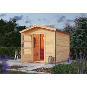 Karibu Saunahaus Espen 1 mit Vorraum aus naturbelassenem Holz mit Glastür und Garten.