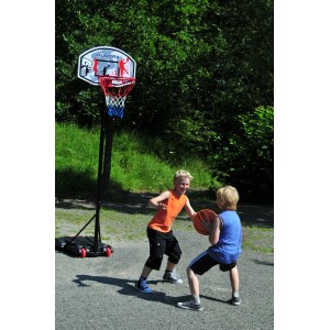 Hudora Basketballständer All Stars Outdoor beim Spiel mit Kindern im Garten.