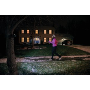 Weißer Mr.Beams Batteriefluter MBN3000 mit Sensor beleuchtet eine Person vor einem Haus.