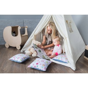 Mutter liest Kind im weißen Tipi Zelt Alba vor, Spielzeugwagen und Kissen im Raum.