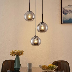Moderne Lindby Pendelleuchte Jurian mit drei Rauchglas-Schirmen und E27 Fassung.
