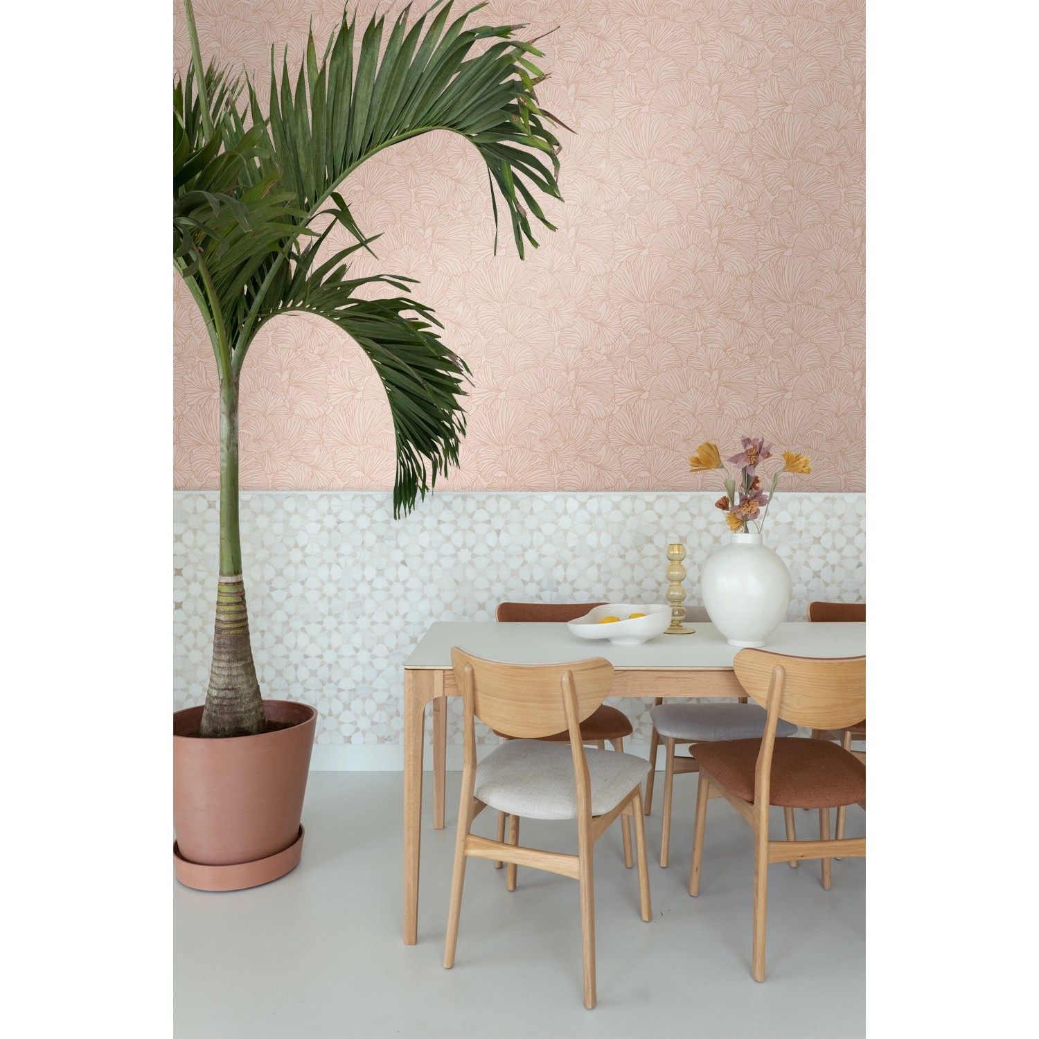 ESTAhome Vliestapete Ginkgoblätter in Terrakottarosa im modernen Esszimmer.