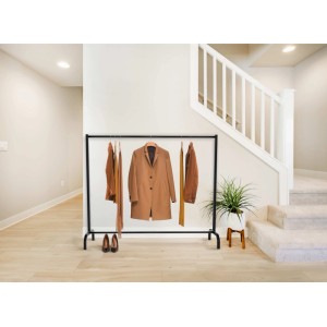Schwarzer DELUKE Kleiderständer NOAH aus Metall mit hängenden Jacken und Mänteln. Stilvolle Garderobe für Flur oder Schlafzimmer.