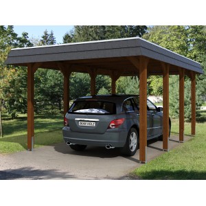 Skan Holz Carport Spreewald mit schwarzer Blende und nussbaumfarbenen Pfosten. Auto steht darunter.