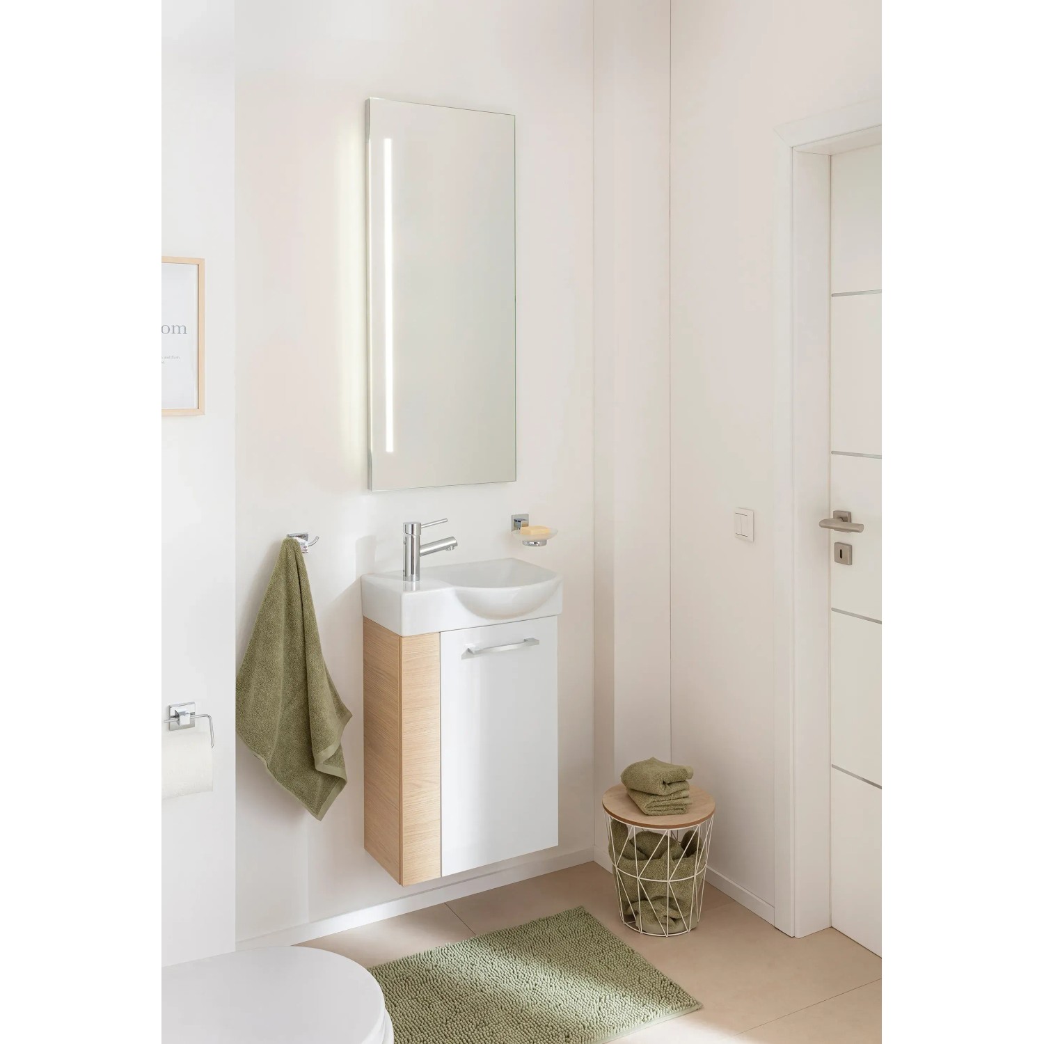 Fackelmann Waschbeckenunterschrank SBC Sandeiche, 44 cm breit, mit weißer Front im Badezimmer.