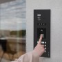 Schwarze Balter EVO-HD Video-Türsprechanlage mit Fingerabdrucksensor in Nutzung.