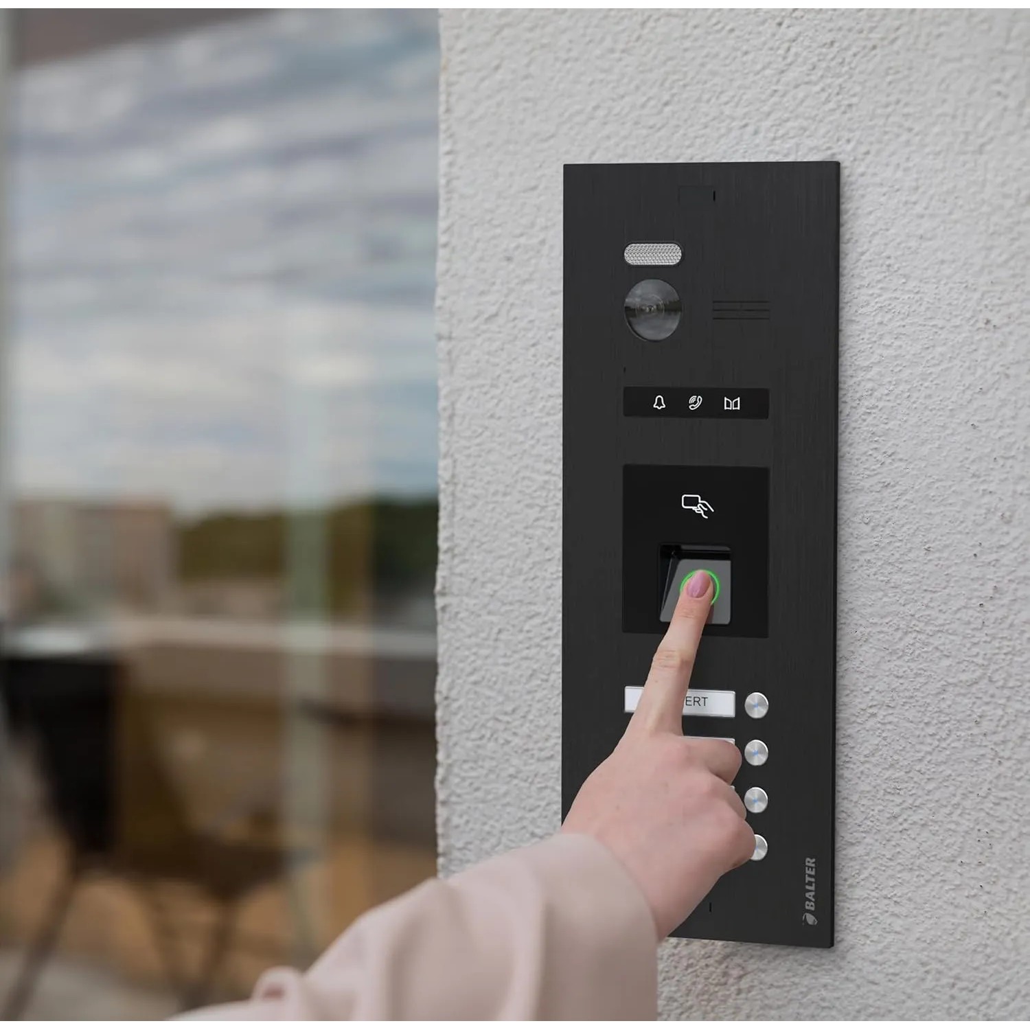 Schwarze Balter EVO-HD Video-Türsprechanlage mit Fingerabdrucksensor in Nutzung.