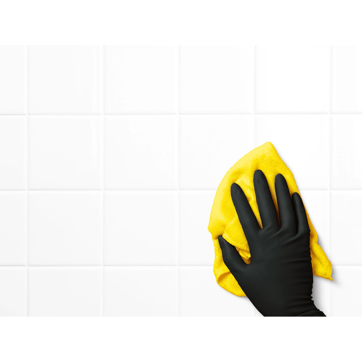 Hand mit schwarzem, latexfreiem Einmalhandschuh reinigt weiße Fliesen mit gelbem Tuch.
