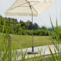 Rechteckiger, naturfarbener Schneider Balkonschirm Locarno mit Push-Up Mechanik auf Terrasse mit Grün.