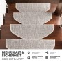 Halbrunde, selbstklebende Stufenmatten Alto in Silber auf einer Holztreppe.