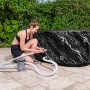Bestway Eisbad Glacial Dip mit Frau und Handpumpe im Garten. Aufblasbarer Whirlpool in Marmor Optik.