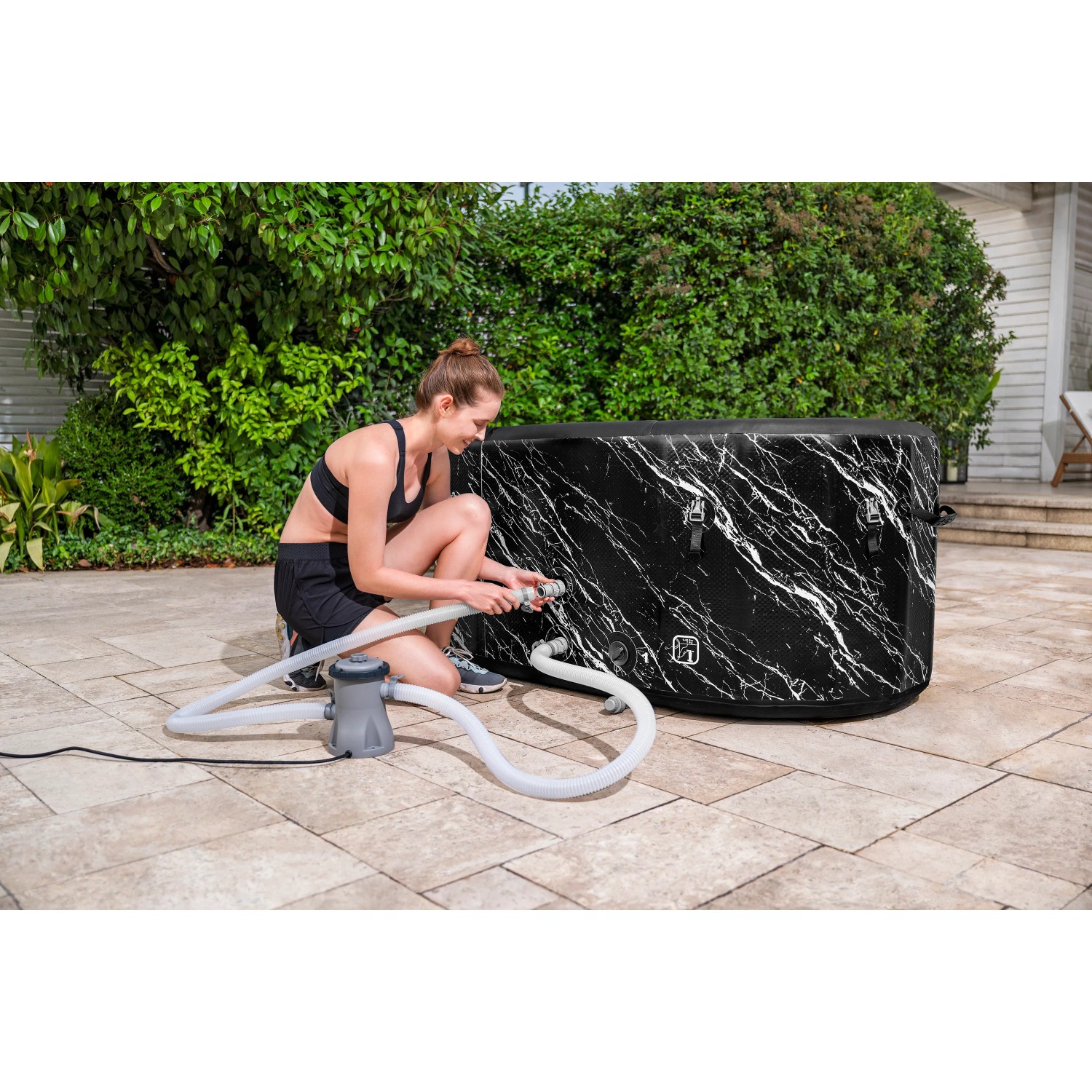 Bestway Eisbad Glacial Dip mit Frau und Handpumpe im Garten. Aufblasbarer Whirlpool in Marmor Optik.