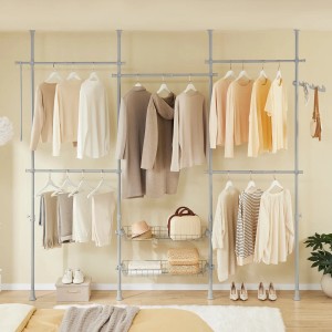 SoBuy Teleskop Kleiderständer mit 5 Stangen und 2 Körben im Schlafzimmer.