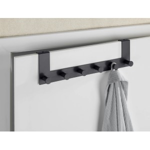 Wenko Türgarderobe Celano mit 6 Haken, schwarz, an einer Tür befestigt mit einem Handtuch.