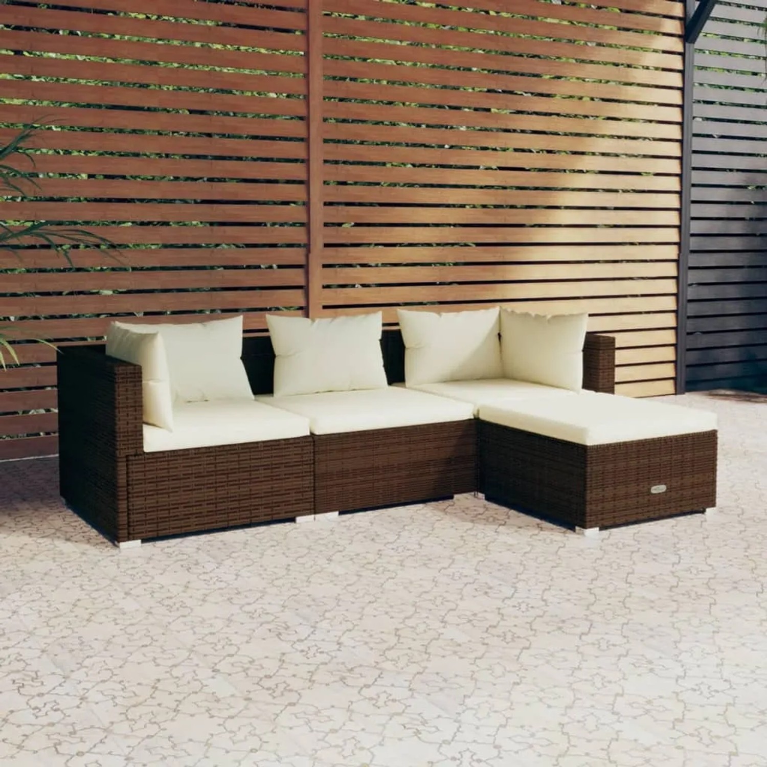 Braunes 4-tlg. vidaXL Garten Lounge Set aus Rattan mit creme Kissen.