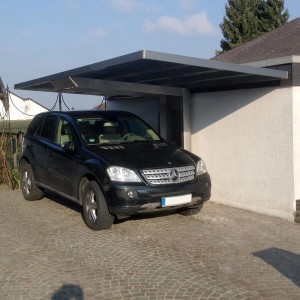 Ximax Einzelcarport Neo in Edelstahl-Optik mit Auto. Moderner Carport aus Aluminium.