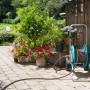 Gardena Comfort Flex Schlauchanschluss 13 mm (1/2) auf Schlauchwagen im Garten.