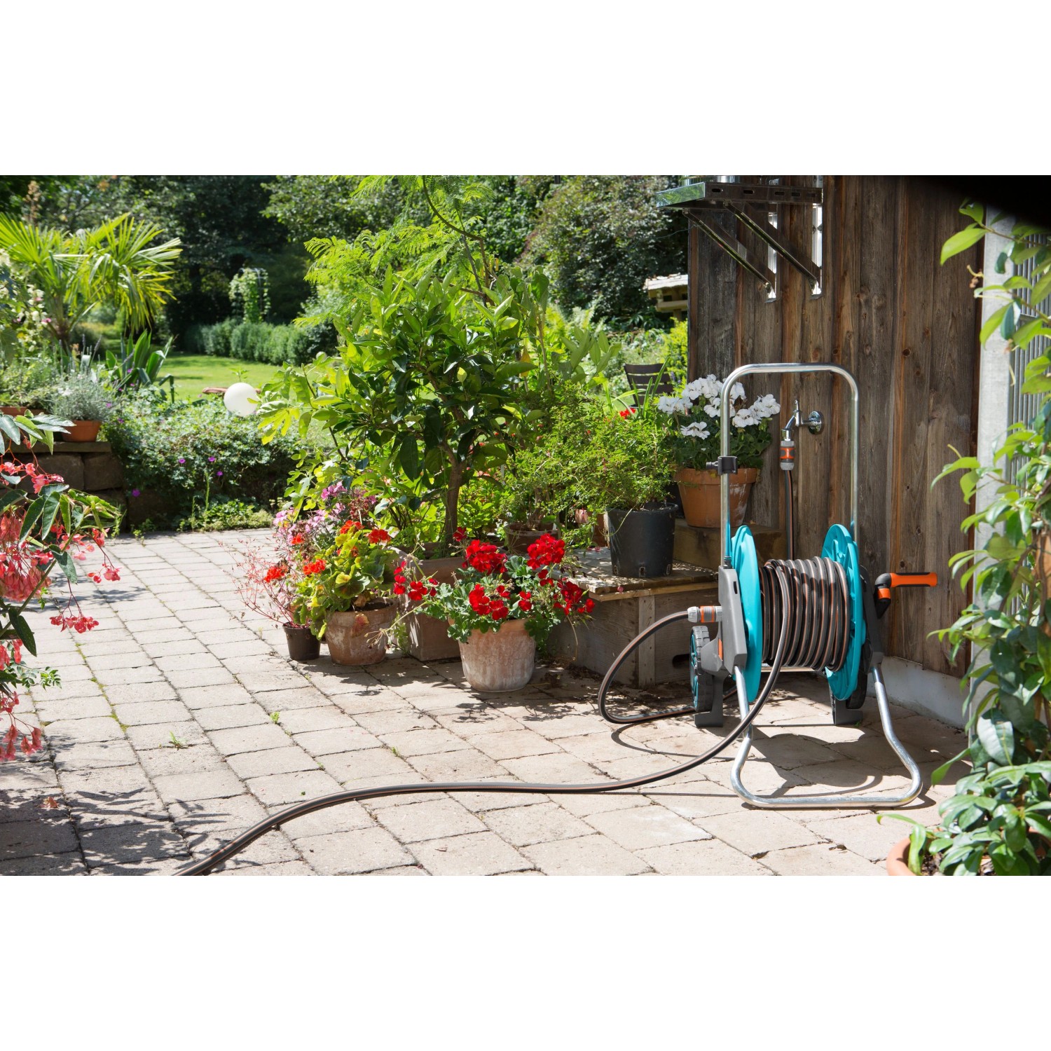 Gardena Comfort Flex Schlauchanschluss 13 mm (1/2) auf Schlauchwagen im Garten.