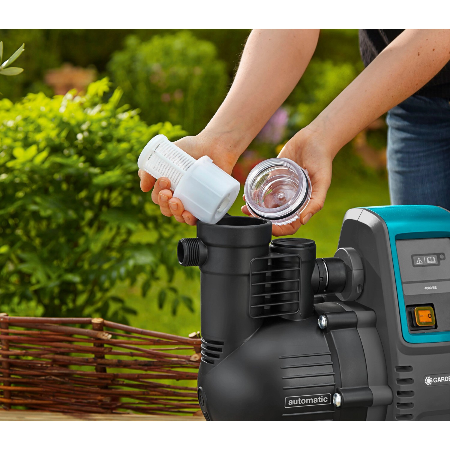 Gardena Haus- und Gartenautomat 4000/5: Filter wird eingesetzt. Elektro-Pumpe für Gartenbewässerung.
