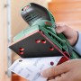Bosch Schwingschleifer PSS 250 AE mit Schleifpapier in der Hand, Detailaufnahme.