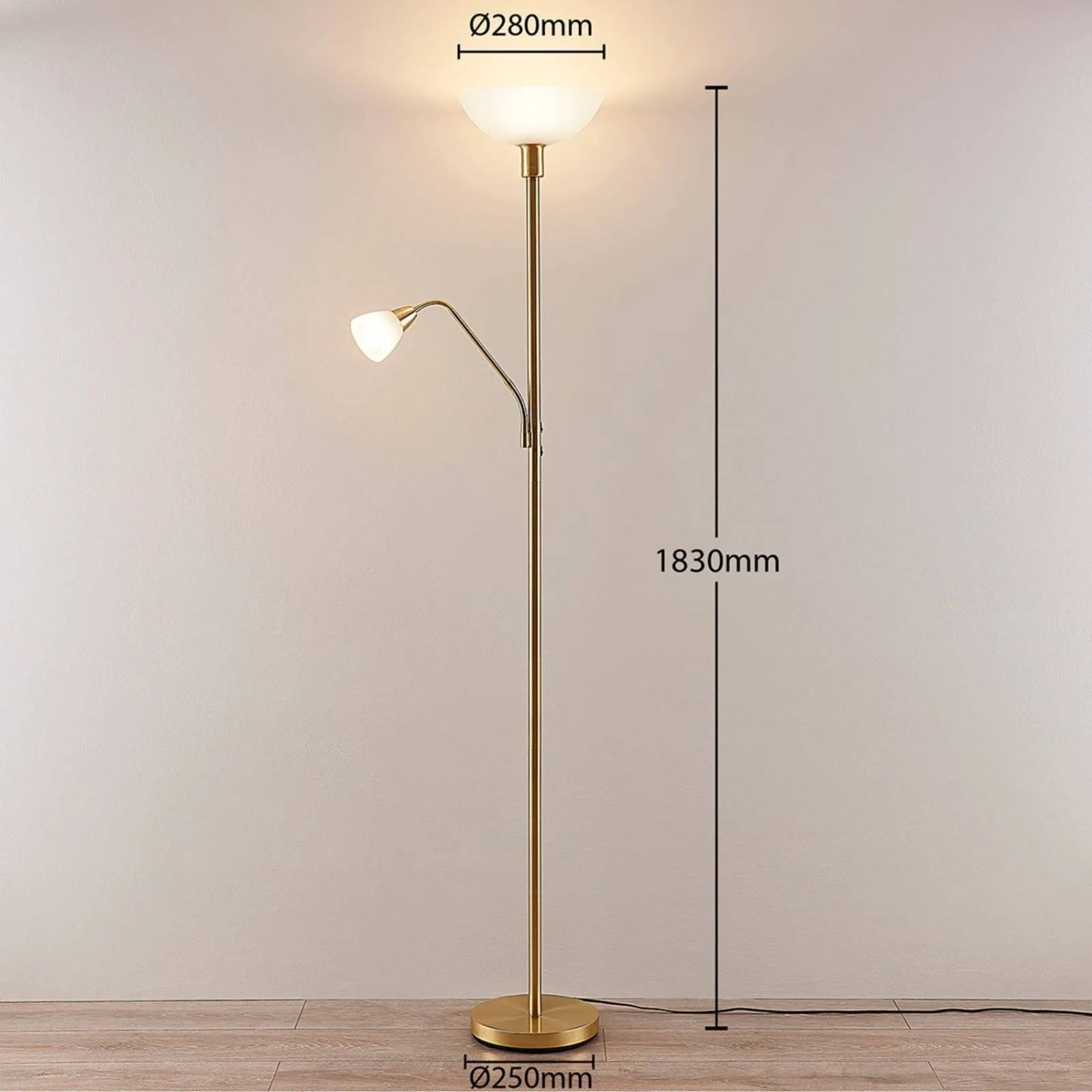 Goldene Lindby Stehlampe Jost mit zwei Leuchten, ideal als Wohnzimmerleuchte.