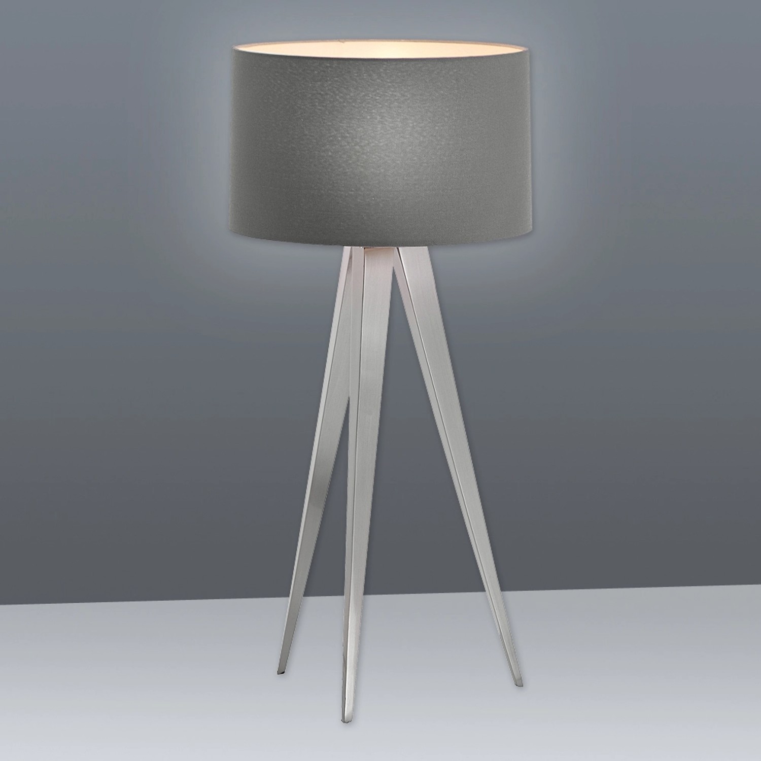 Graue Näve Tischleuchte im Tripod Design, 61,5 cm hoch. Moderne Lampe für Wohn- und Schlafzimmer.
