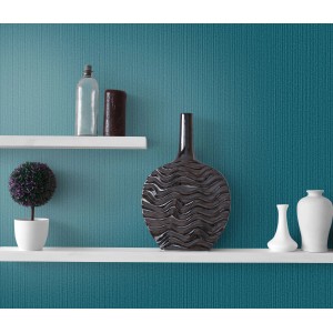 Vliestapete Uni Petrol von Erismann, Guido Maria Kretschmer Fashion for Walls, mit Deko auf Regalen vor der Tapete.