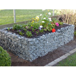 Eckiges Gabiona Gabionen-Hochbeet (40x100x40cm) mit Steinfüllung und bunten Blumen bepflanzt.