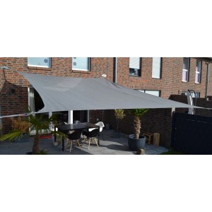 Graues Floracord Vierecksonnensegel aus HDPE, 400x500 cm, über einer Terrasse mit Tisch und Stühlen.