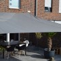 Graues Floracord Vierecksonnensegel aus HDPE, 400x500 cm, über einer Terrasse mit Tisch und Stühlen.