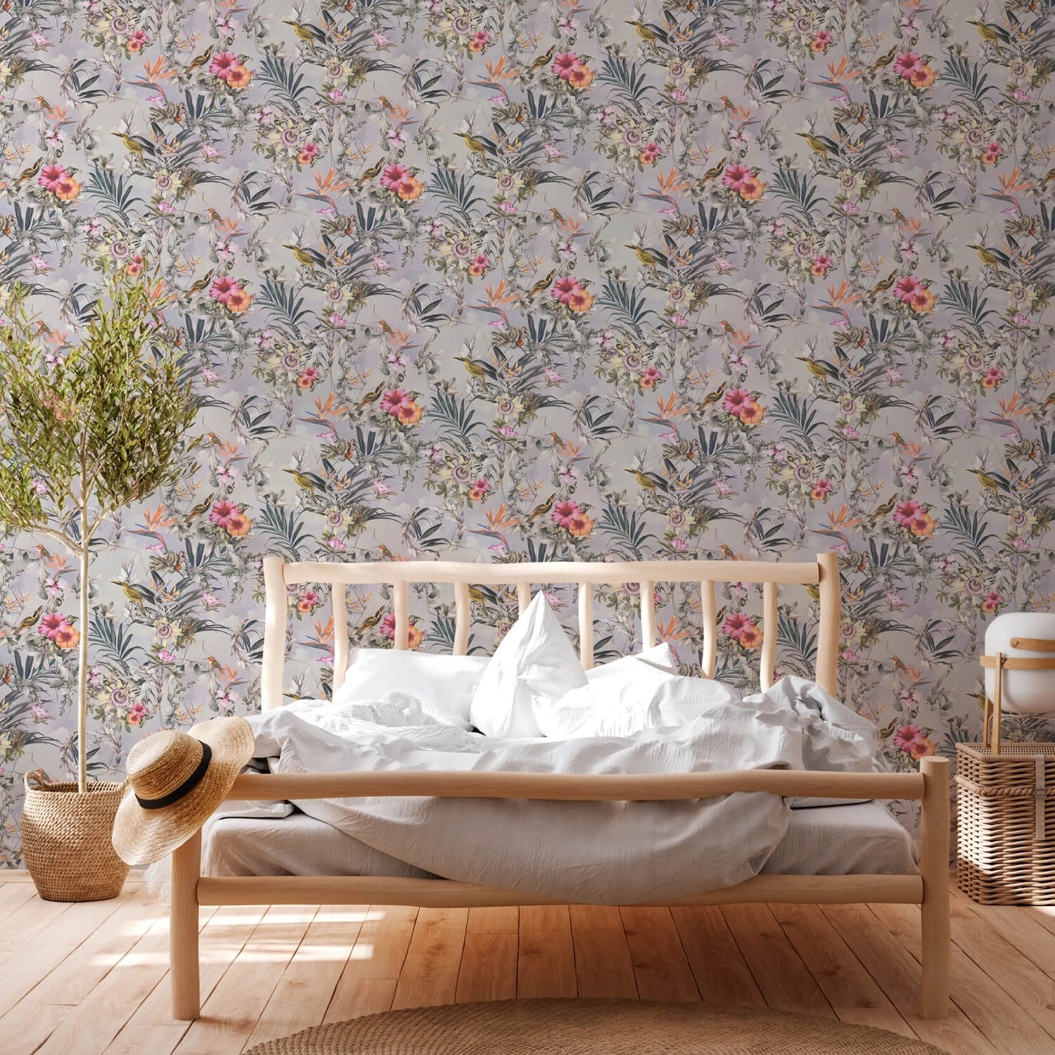 PROFHOME Vliestapete mit Blumenmuster in Grau, Rosa, Orange und Grün im Schlafzimmer.