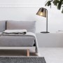 Schwarze Näve Tischleuchte Korie, 50 cm hoch, im Industrial Style neben einem grauen Sofa.