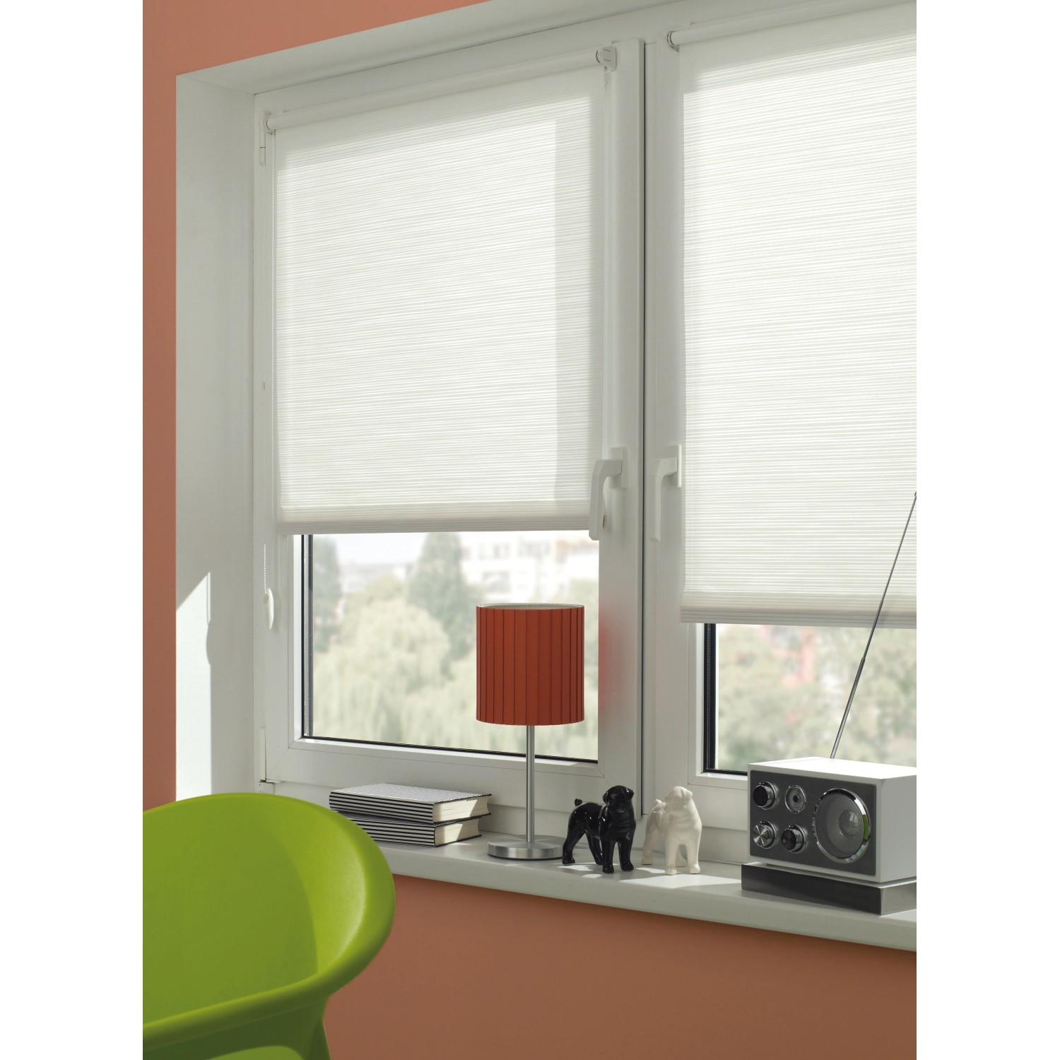 Gardinia EasyFix Rollo Dekor Streifen, 120x150 cm, weiß, am Fenster mit Klemmträgern.