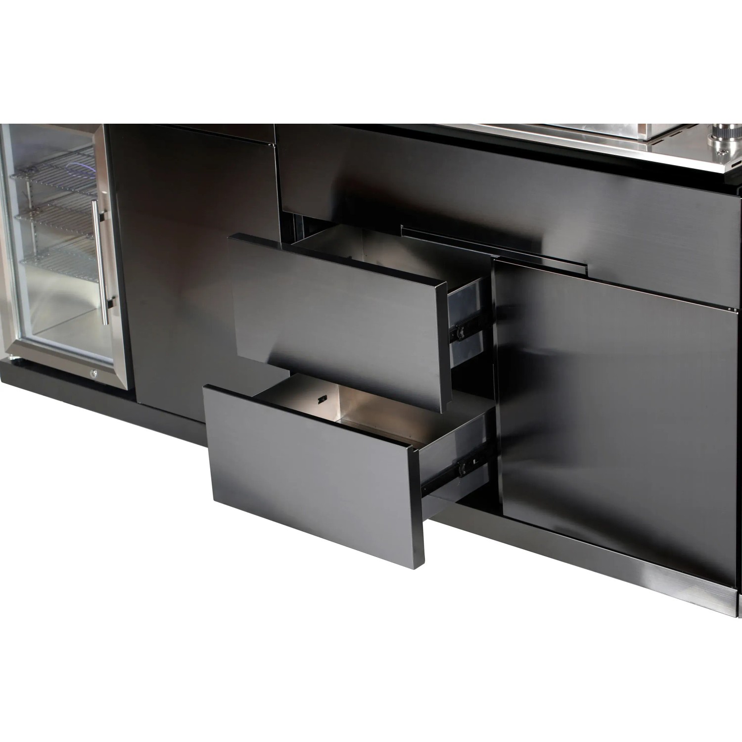 Detailaufnahme: Buschbeck Outdoorküche Brighton mit Schubladen und Kühlschrank.