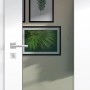Detailaufnahme einer weißen Zimmertür mit Lichtausschnitt aus ESG Floatglas.