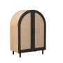 Schuhschrank Sideboard mit gewölbter Oberseite, schwarzen Rattantüren und hellem Holzkorpus. Modernes Möbelstück für Flur.