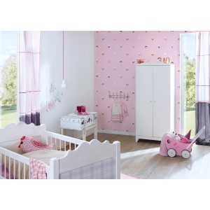 Kinderzimmer mit rosa Vliestapete mit Tiermotiven, weißem Bett und Schrank.