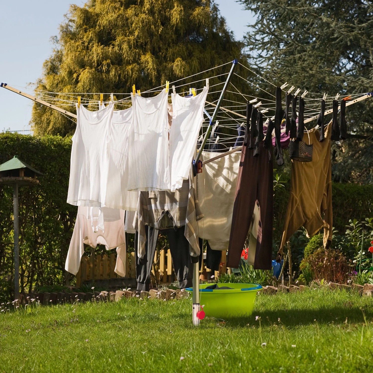Relaxdays Bodenhülse 2er Set im Einsatz als Wäschespinnen-Halter im Garten.
