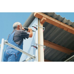 Anwendung der Bessey KliKlamp KLI25 Zwinge beim Bau einer Holzkonstruktion.