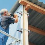 Anwendung der Bessey KliKlamp KLI25 Zwinge beim Bau einer Holzkonstruktion.