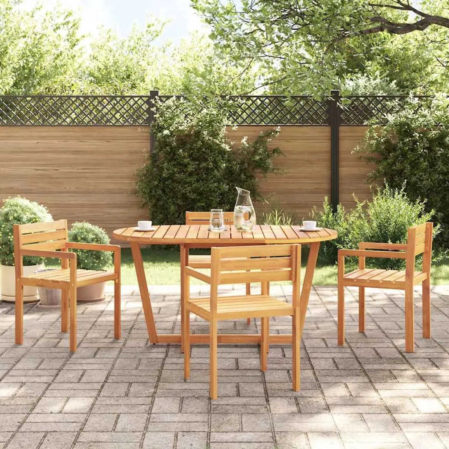 Ovaler Garten-Esstisch aus Akazienholz mit 4 Stühlen im Garten.
