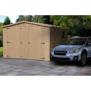 TIMBELA Holzgarage M101 mit Fenster, 15 m², neben einem blauen Auto auf gepflastertem Untergrund.