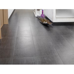 Verlegtes Feinsteinzeug, Bodenfliese, matt glasiert, 60x30 cm, dunkle Stein-Optik im Innenraum.