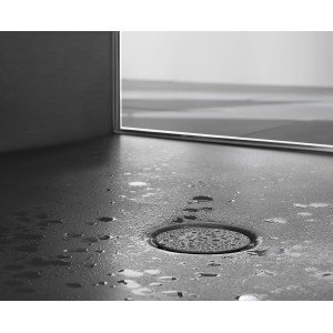 Detailaufnahme: Stone Bette Duschwanne Steel, 140x90 cm, mit Wasser und Ablauf.