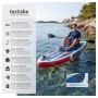 Mann auf blau-rotem Tectake Stand Up Paddle Board mit Kamerahalterung im Wasser. Aufblasbares SUP für Wassersport.