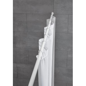 Weiße Kleine Wolke Federstange (75-125cm) mit Duschvorhangringen vor grauer Wand.