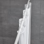 Weiße Kleine Wolke Federstange (75-125cm) mit Duschvorhangringen vor grauer Wand.