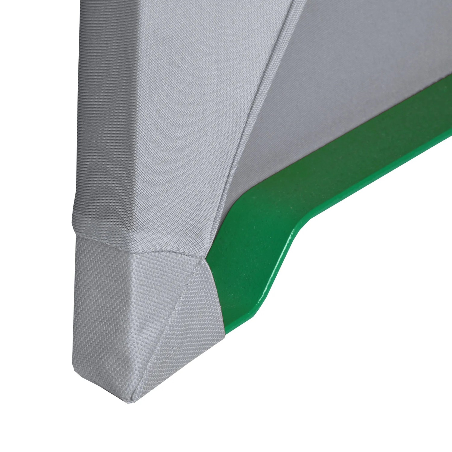 Detailaufnahme: Beautissu Victoria Biertischhusse, silber-grauer Stretchstoff, 3-teiliges Set.